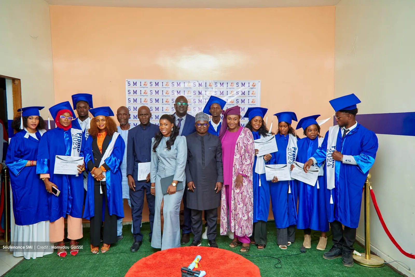 Diplômés de SMI en toge bleue lors de la cérémonie de remise des diplômes