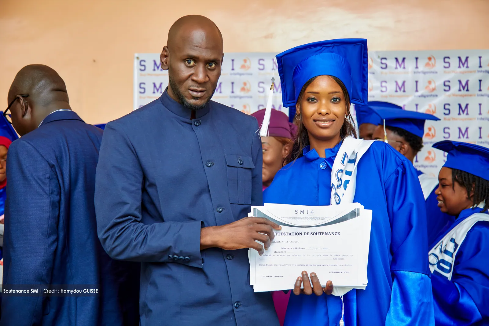 Remise de diplôme à une étudiante de SMI