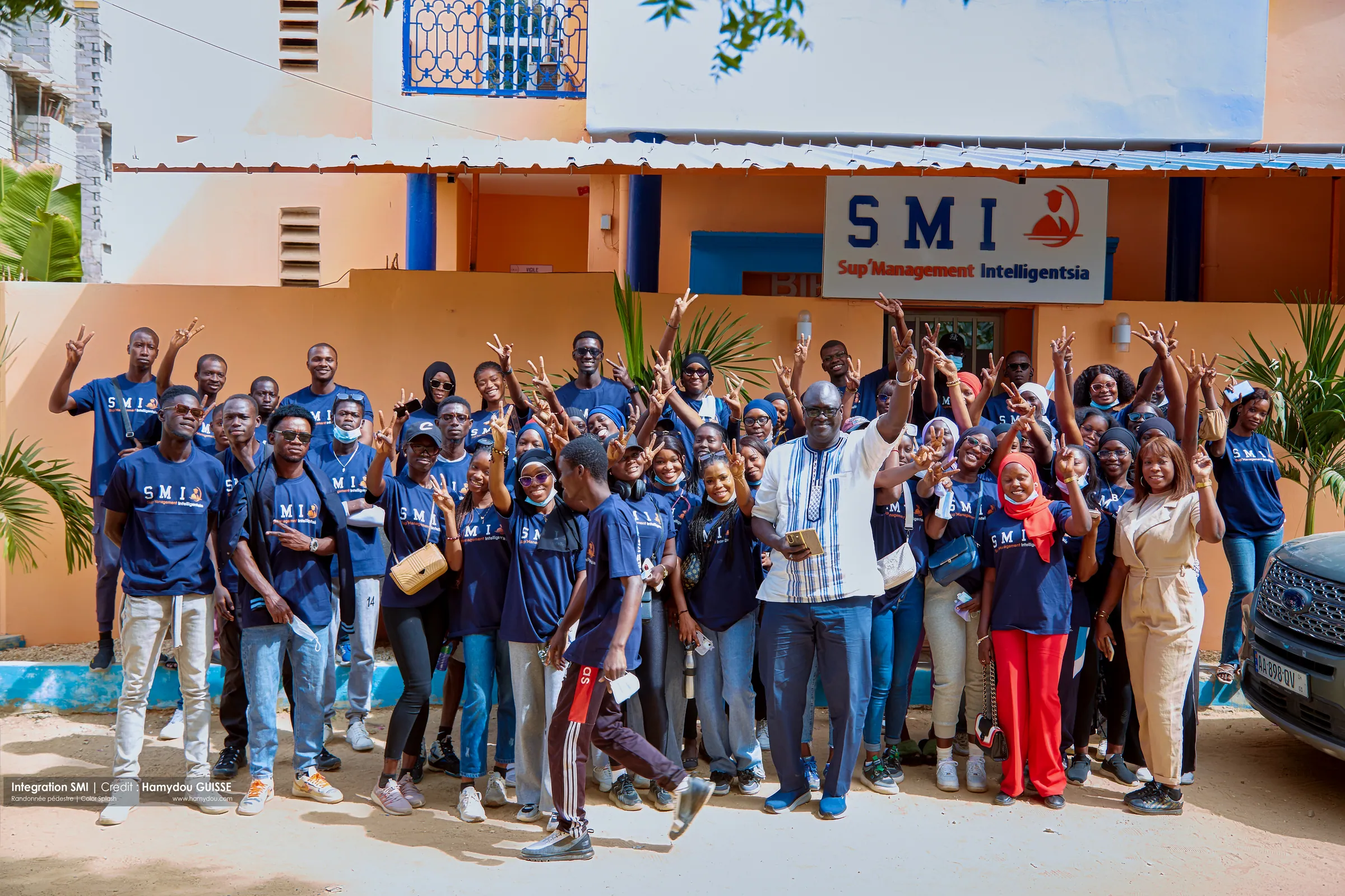 La promotion de SMI réunie devant le bâtiment de l'institut à Thiès