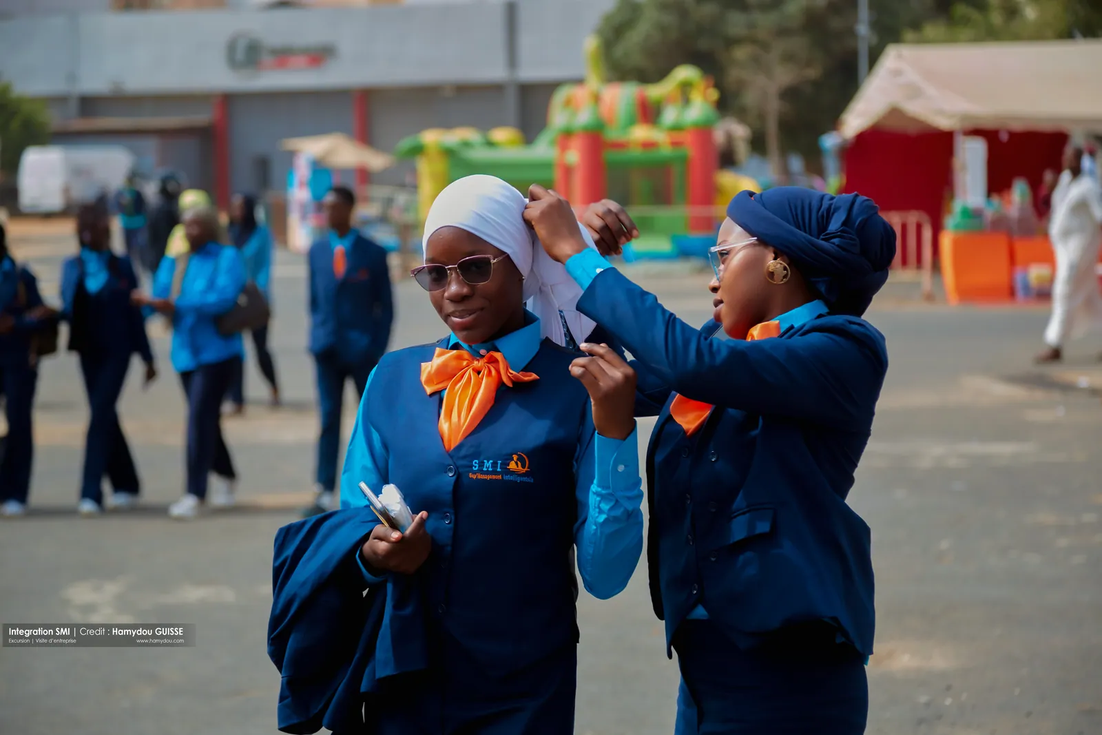 Étudiante de SMI en blazer bleu et foulard orange
