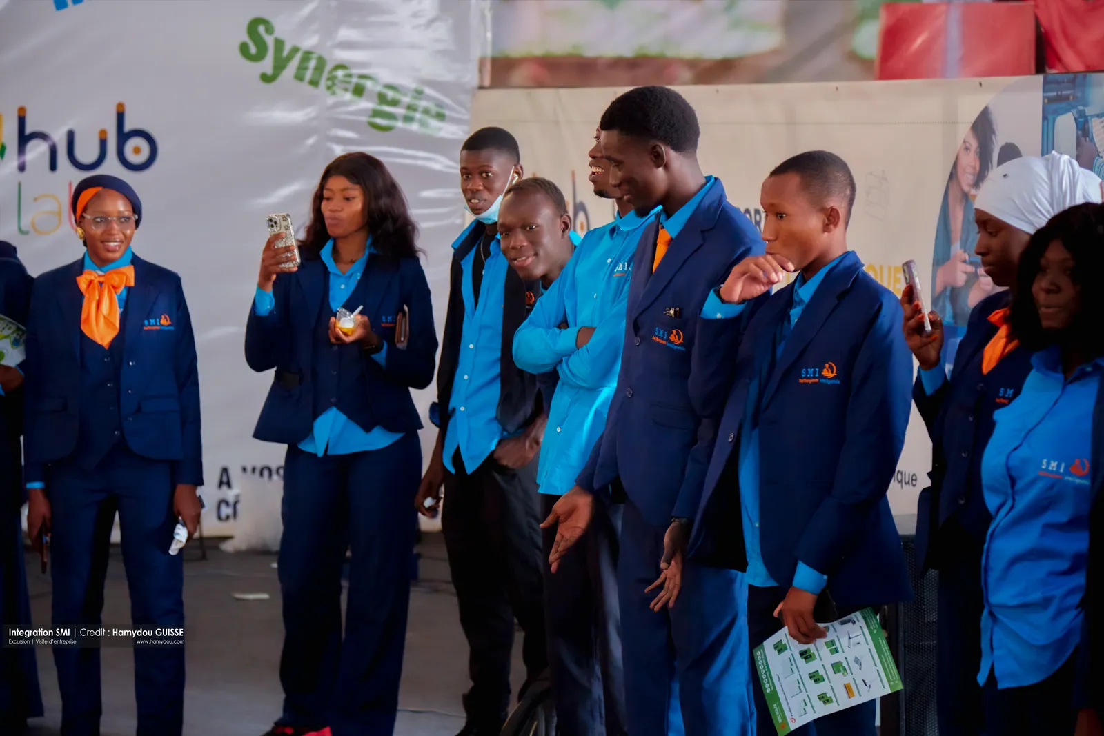 Étudiants SMI en visite sur les stands d'un salon professionnel à Dakar