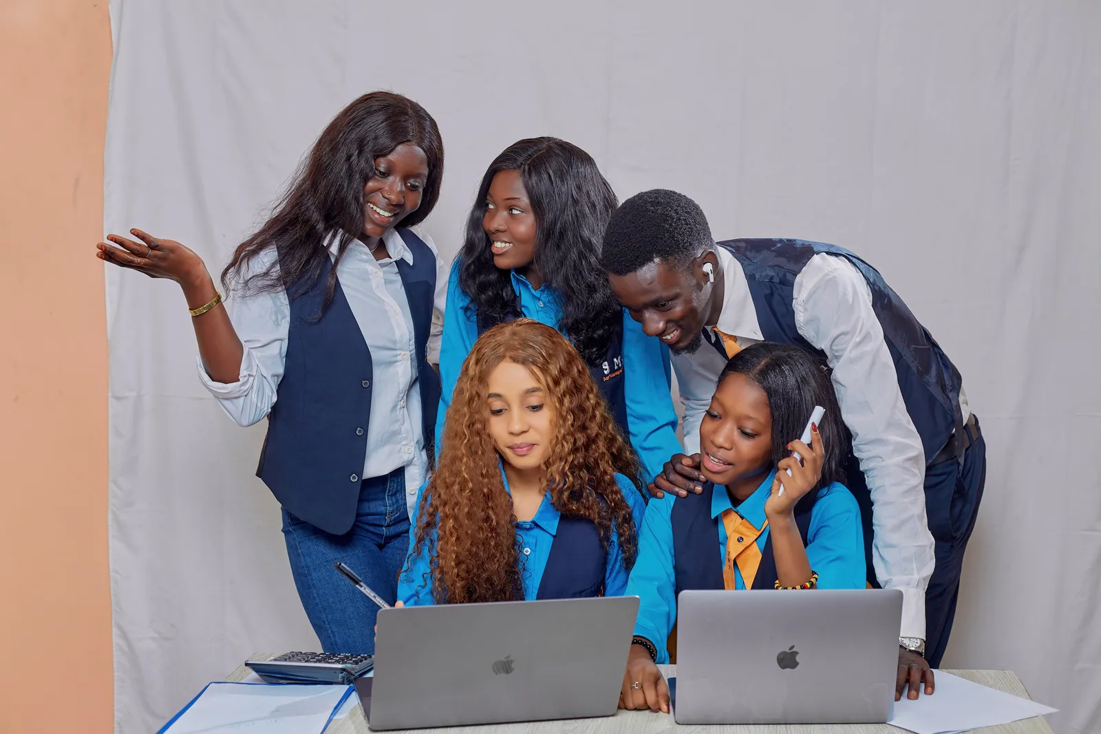 Groupe d'étudiants SMI travaillant ensemble sur des ordinateurs portables