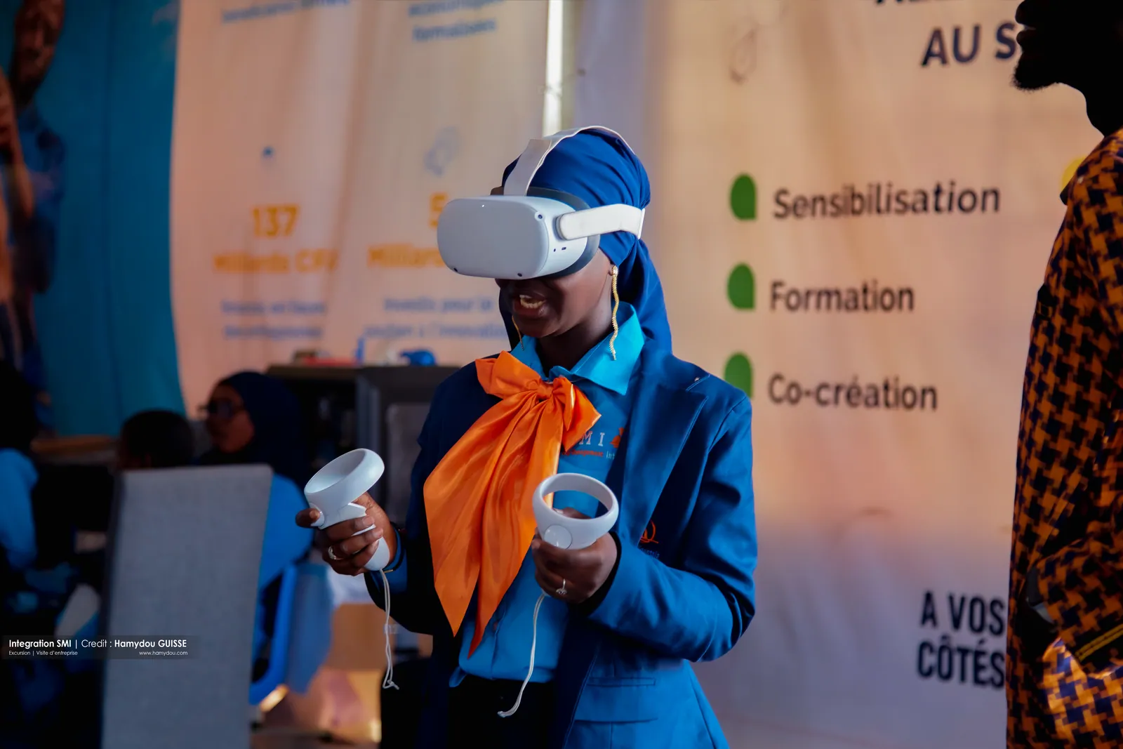 Étudiant SMI essayant un casque de réalité virtuelle sur un stand d'innovation